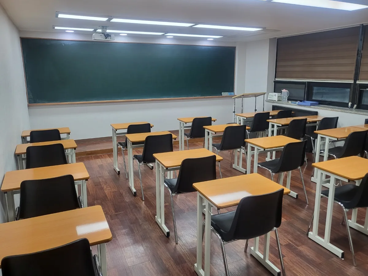 제천시 두학동 스터디룸 미팅룸 장비 주변 정밀 위생청소 사례 - 행진크린