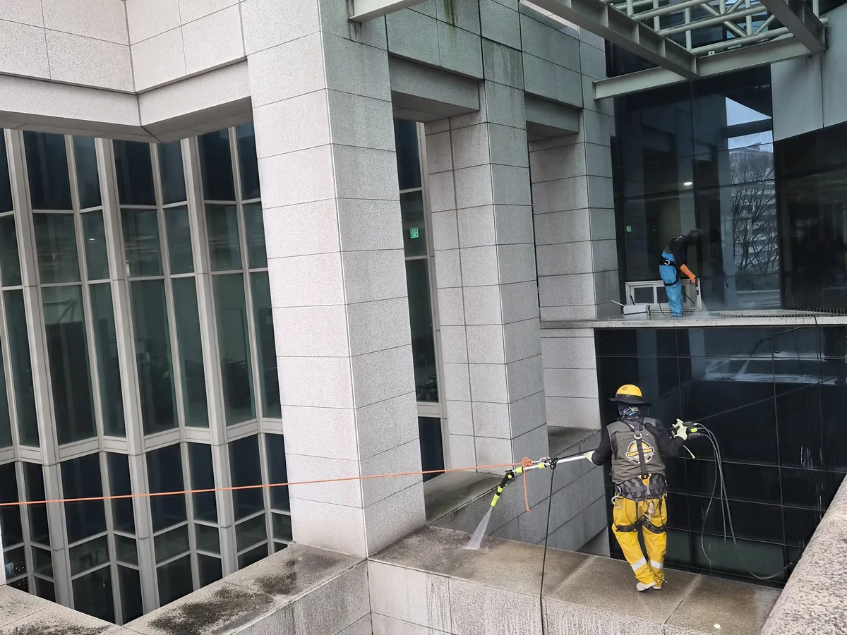 제천시 두학동 상가건물 옥상 파라펫 장비 주변 정밀 위생청소 사례 - 행진크린