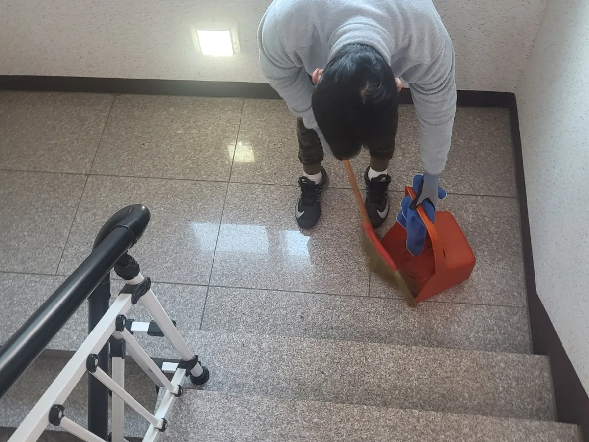 제천시 두학동 빌라 공동현관 장비 주변 정밀 위생청소 사례 - 행진크린